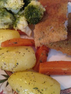 Una foto de Pollo empanado con verduras