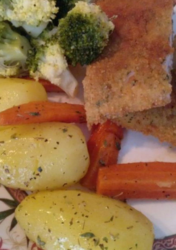 Una foto de Pollo empanado con verduras