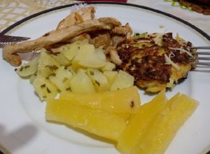 Foto de Iscas de Frango acebolado com Batatas na manteiga