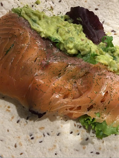 Una foto de Rollitos de salmón y guacamole