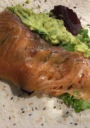 Una foto de Rollitos de salmón y guacamole