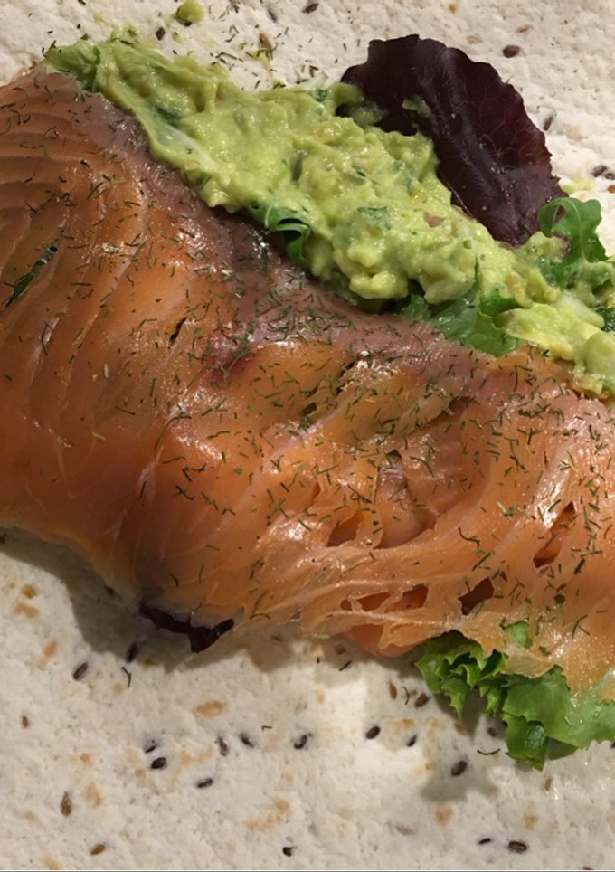 Una foto de Rollitos de salmón y guacamole