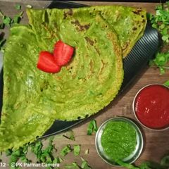 A picture of Hariyali spinach chilla.