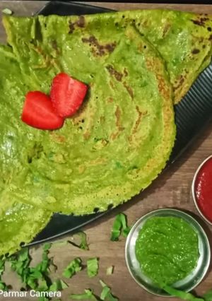 A picture of Hariyali spinach chilla.
