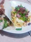 Wrap de pollo al grill y papas fritas arregladas