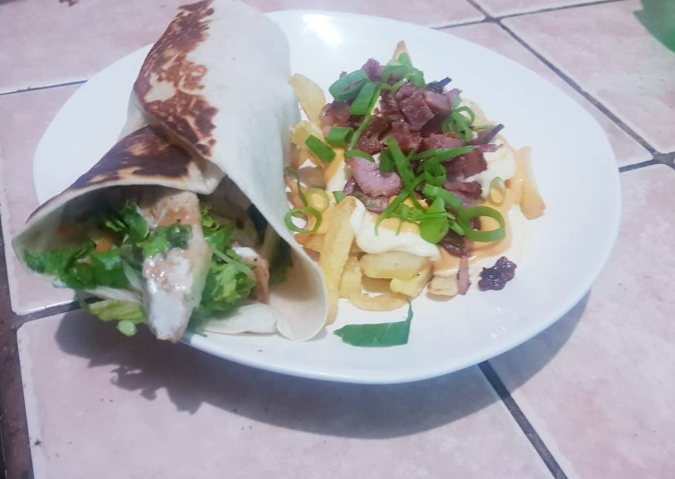 Wrap de pollo al grill y papas fritas arregladas