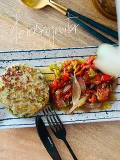 Una foto de Hamburguesa de pollo con trigueros 🐣 🍔 🎋