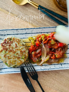 Una foto de Hamburguesa de pollo con trigueros 🐣 🍔 🎋