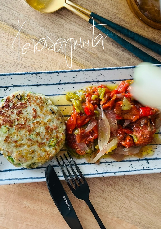 Una foto de Hamburguesa de pollo con trigueros 🐣 🍔 🎋
