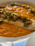 Merluza con puré de zanahorias y vinagreta de guindillas