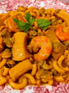 Una foto de Fideuá de chocos, langostinos y berberechos