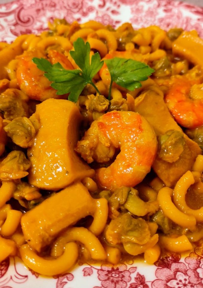 Una foto de Fideuá de chocos, langostinos y berberechos