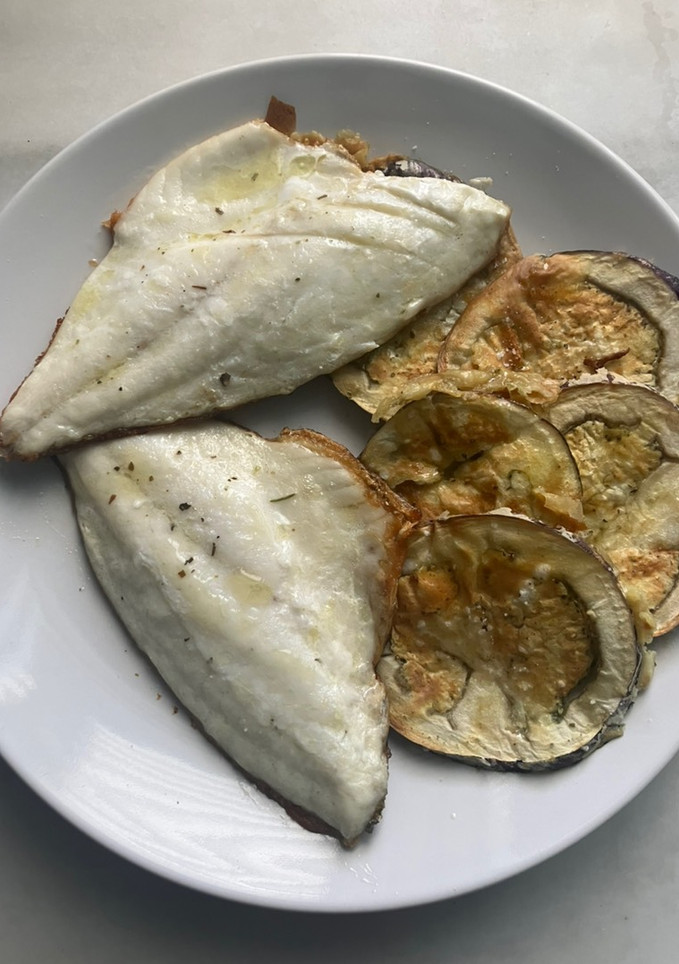 Una foto de Dorada a la plancha con berenjenas fritas en airFryer