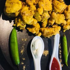 A picture of Aloo Pyaz Chilli pakoda.
