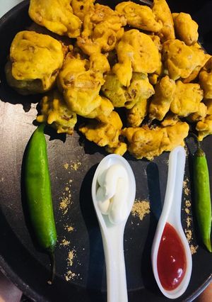 A picture of Aloo Pyaz Chilli pakoda.