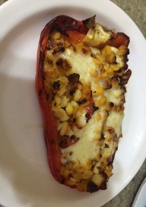 Una foto de Morrones rellenos von choclo y mozzarella