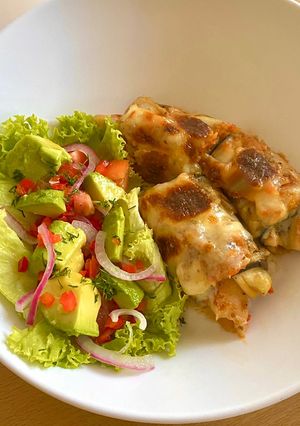 Una foto de Canelones de berenjena, rellenos de pollo y zucchini