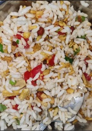 A picture of Bhel puri.