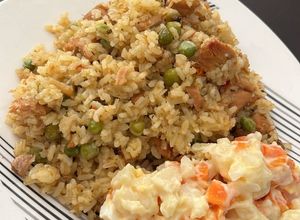 Una foto de Arroz de cerdo con ensalada de papas