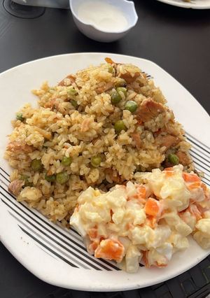 Una foto de Arroz de cerdo con ensalada de papas