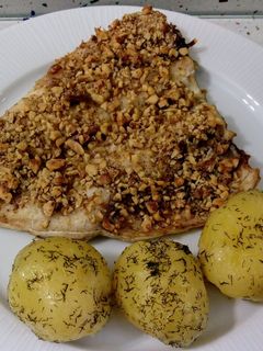 Una foto de Lubina al horno con costra de nueces y patatas salteadas con eneldo