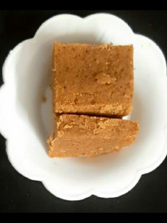સૂંઠ પાક (Sunth pak recipe in gujarati) રેસીપી મુખ્ય ફોટો