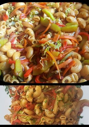 Una foto de Fideos coditos con vegetales salteados y soja. #caminodesabores