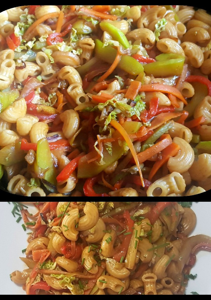 Una foto de Fideos coditos con vegetales salteados y soja. #caminodesabores