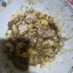 A picture of Macaroni with chicken and pesto.