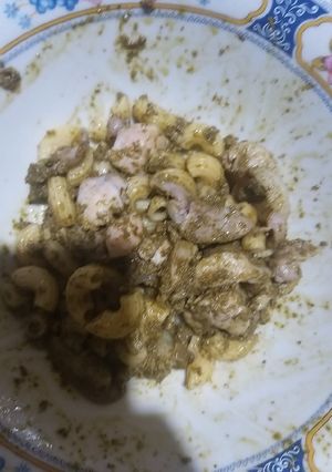 A picture of Macaroni with chicken and pesto.
