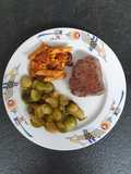 Ofengerösteter Rosenkohl mit Kidney-Bohnen-Mais-Paprika-Nudel-Pfanne und Rinderhüftsteak