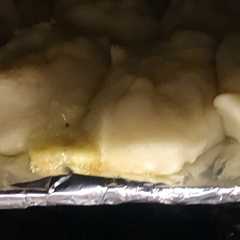 A picture of Papitas falsas rellenas con queso al horno con salsa de romero.