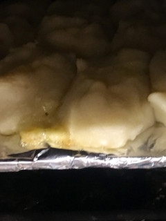 Una foto de Papitas falsas rellenas con queso al horno con salsa de romero