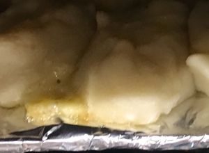 Una foto de Papitas falsas rellenas con queso al horno con salsa de romero