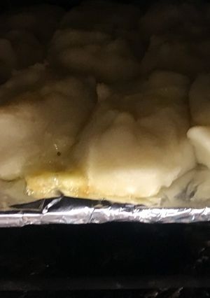 Una foto de Papitas falsas rellenas con queso al horno con salsa de romero
