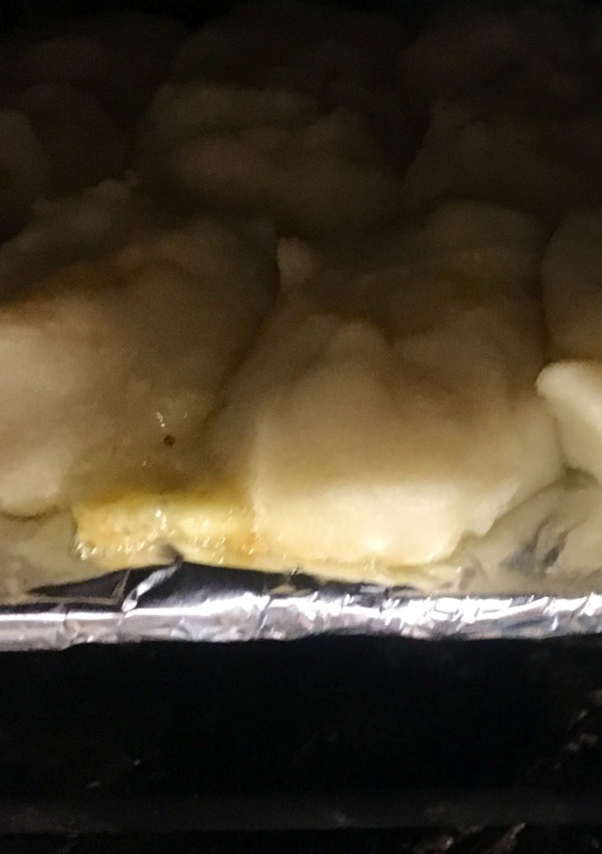 Una foto de Papitas falsas rellenas con queso al horno con salsa de romero