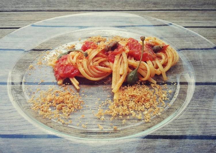 Linguine  con acciughe, capperi e mollica tostata in rosso