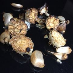 A picture of Roasted garlic.
