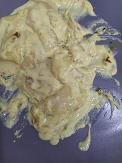 Una foto de Fideos de obleas de arroz rellenos de queso con salsa blanca