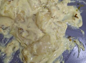 Una foto de Fideos de obleas de arroz rellenos de queso con salsa blanca