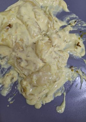 Una foto de Fideos de obleas de arroz rellenos de queso con salsa blanca