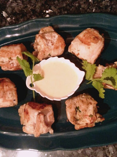 Una foto de Rollitos de pavo con salsa de yogur