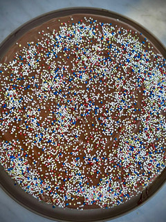 Una foto de Tarta de obleas tipo huesitos para cumpleaños ¡genial para hacer con niños!