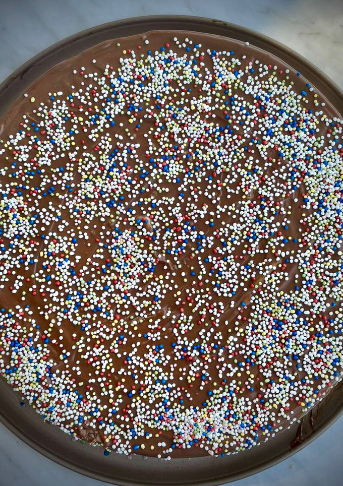 Una foto de Tarta de obleas tipo huesitos para cumpleaños ¡genial para hacer con niños!