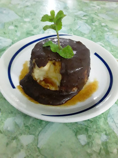 Una foto de Natiflan de caramelo con cobertura de chocolate