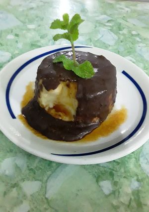 Una foto de Natiflan de caramelo con cobertura de chocolate