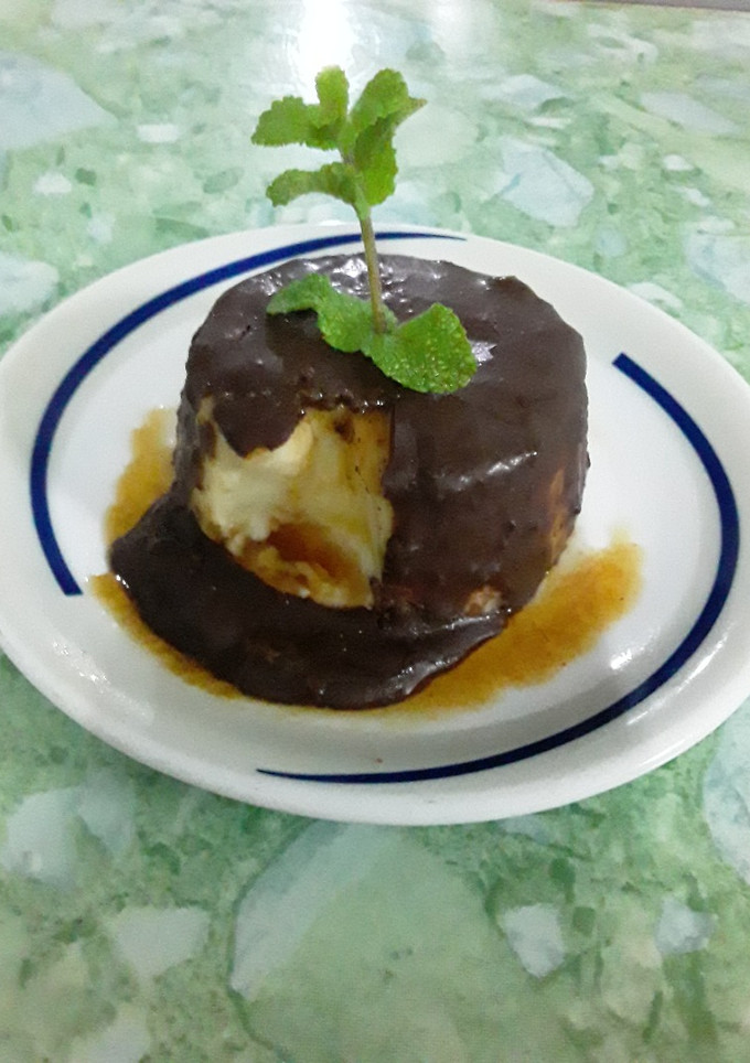 Una foto de Natiflan de caramelo con cobertura de chocolate