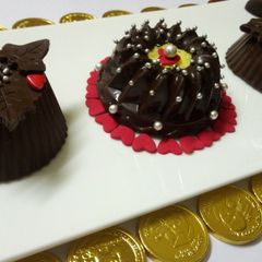 A picture of Vanilla cake and Oreo stuffed chocolate.