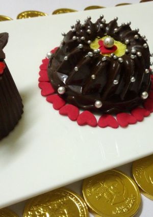 A picture of Vanilla cake and Oreo stuffed chocolate.