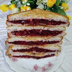 A picture of Iron rich Beetroot Sandwich.